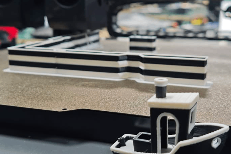 Blatt Papier als Helfer für eine glatte 3D-Druckoberfläche