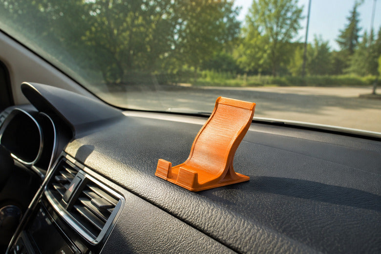 Verformtes PLA-Teil in einem aufgeheizten Auto bei direkter Sonneneinstrahlung