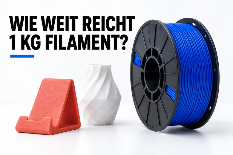 Wie weit reicht 1 kg Filament? Rolle und illustrative Druckobjekte vor weißem Hintergrund