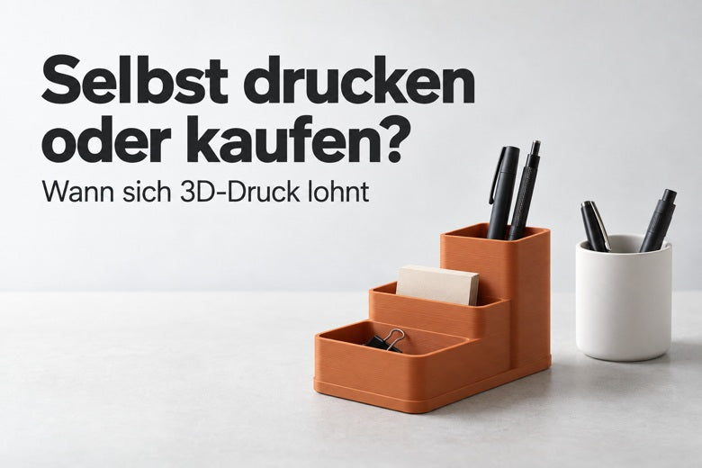 Selbst drucken oder kaufen: orangefarbener gedruckter Organizer neben weißem Stiftebecher